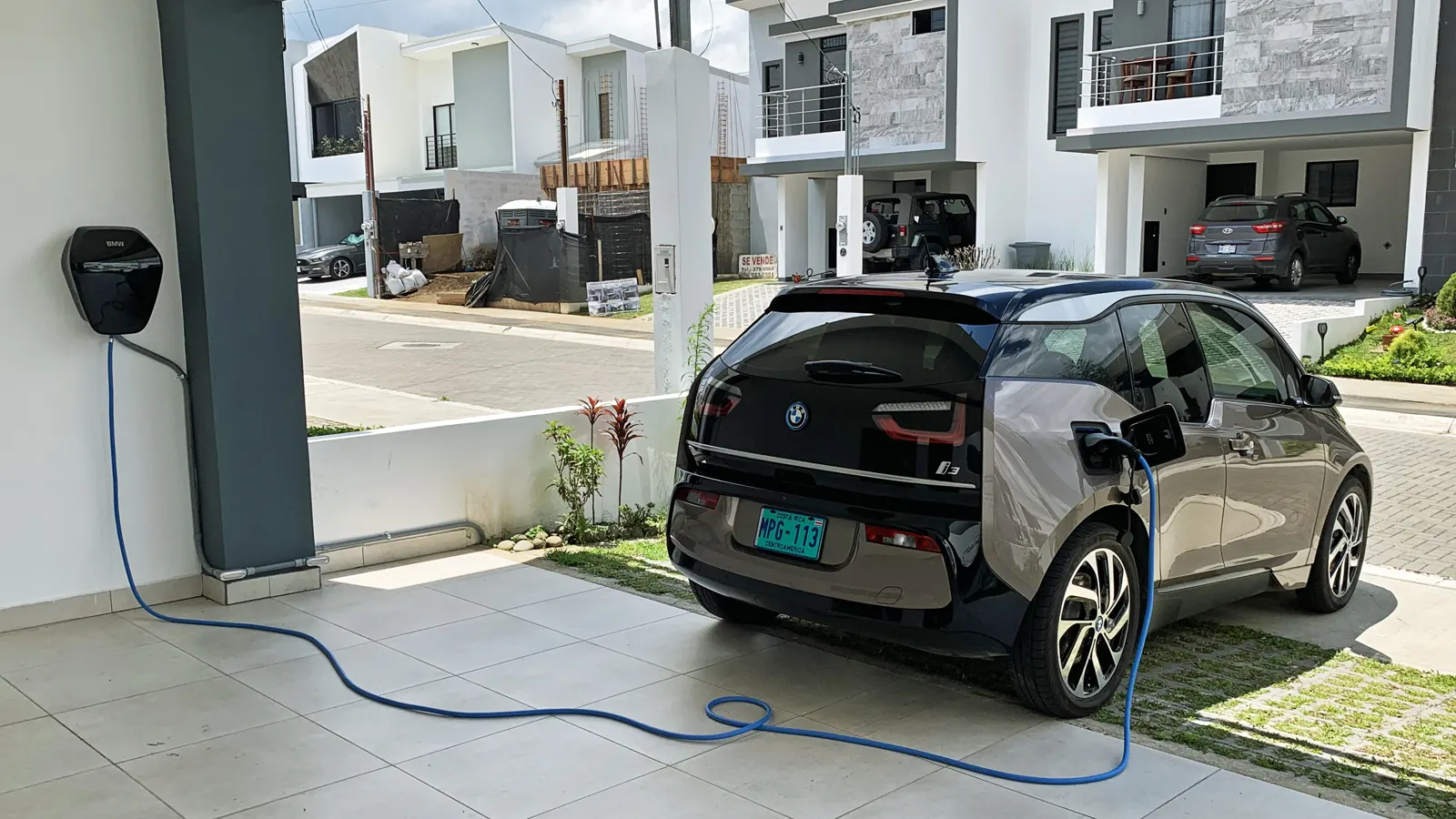 Elektrische auto die thuis aan een laadpaal laadt