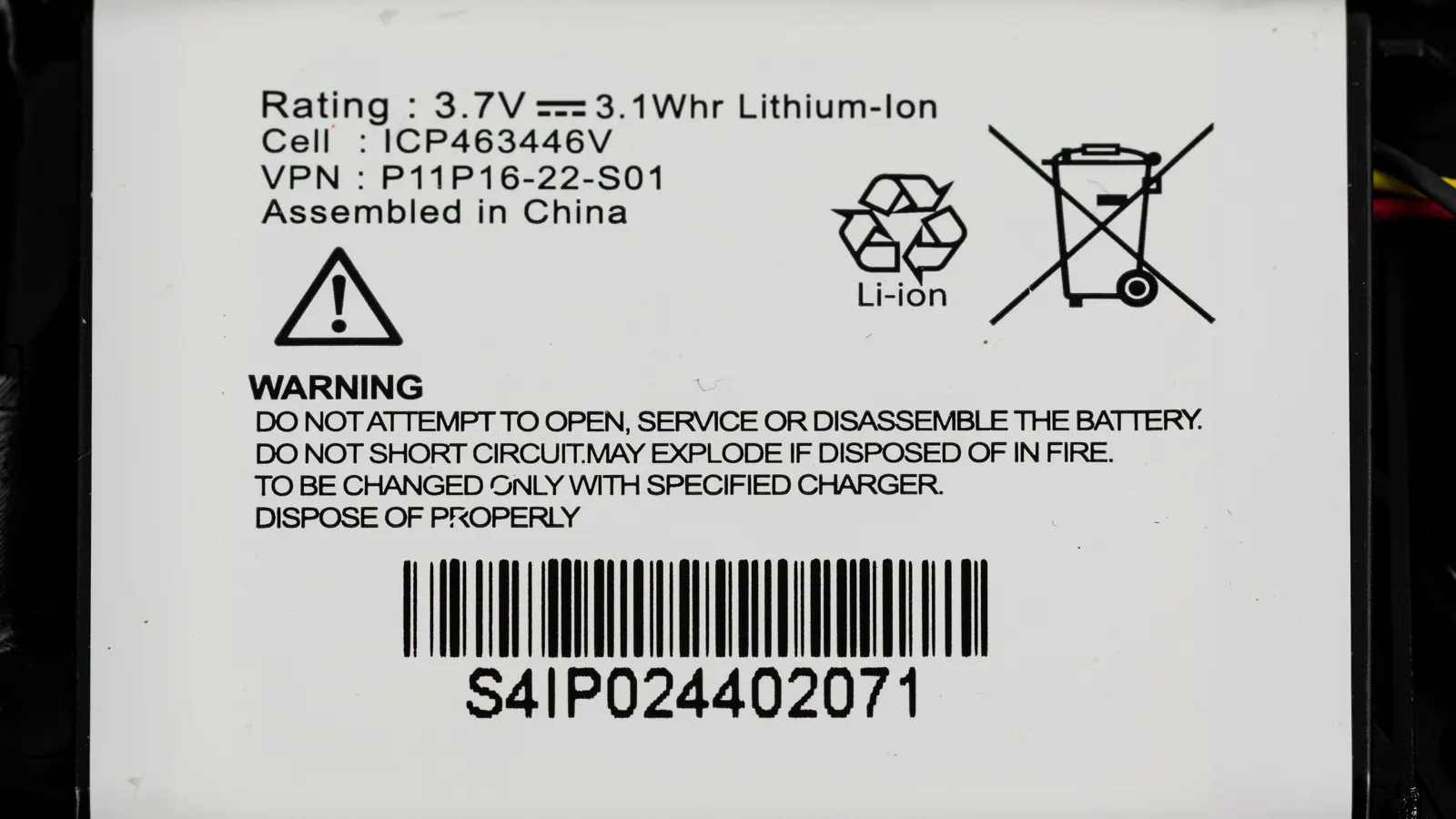 Close-up van een lithium-ion accu met waarschuwingslabels